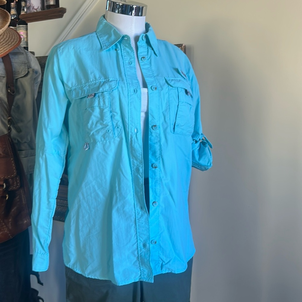Tiffany blue button down women’s shirt Columbia PFG pocketed, vented GUC